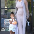 Kim Kardashian incinta, a passeggio con Kourtney e i cuginetti North e Mason4
