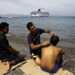 A Kos arriva la nave che registerà i profughi6