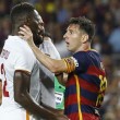 Leo Messi prende per il collo Yanga Mbiwa (foto Ansa)