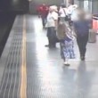 VIDEO YouTube - Litiga con l'ex e si getta sui binari metro