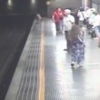 VIDEO YouTube - Litiga con l'ex e si getta sui binari metro 2