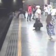 VIDEO YouTube - Litiga con l'ex e si getta sui binari metro 4