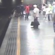 VIDEO YouTube - Litiga con l'ex e si getta sui binari metro 4