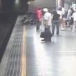 VIDEO YouTube - Litiga con l'ex e si getta sui binari metro 5