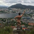 Naked on Monuments: nudi nel mondo per le foto delle vacanze 3
