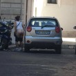 Roma, donna fa i bisogni in strada vicino al Quirinale FOTO