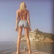Elena Santarelli in estate: è più sexy in shorts, bikini o in costume intero?