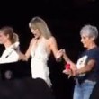 VIDEO YouTube: Taylor Swift, sul palco sale Julia Roberts2