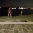 Venezia, bagno nudo nel Canal Grande, turisti senza maglietta a San Marco