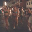 Venezia, bagno nudo nel Canal Grande, turisti senza maglietta a San Marco 8
