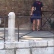 Venezia, bagno nudo nel Canal Grande, turisti senza maglietta a San Marco 3