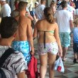 Venezia, bagno nudo nel Canal Grande, turisti senza maglietta a San Marco 2