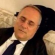 Claudio Lotito dorme su divano. Le fatiche del calciomercato