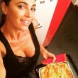 Cecilia Capriotti, foto sexy in cucina: mattarello, lasagne 01