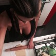 Cecilia Capriotti, foto sexy in cucina: mattarello, lasagne