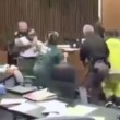 VIDEO YouTube Papà prende a pugni killer figlia in Tribunale 03