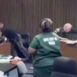 VIDEO YouTube Papà prende a pugni killer figlia in Tribunale 02