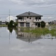 Giappone, si rifugiano su tetti: alluvione porta via case