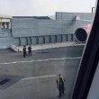 Manovra sbagliata ala aereo si incastra su barriera5
