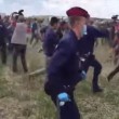 Video YouTube reporter ungherese fa sgambetto a migranti (2)