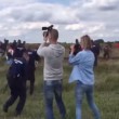 Video YouTube reporter ungherese fa sgambetto a migranti (3)
