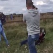 Video YouTube reporter ungherese fa sgambetto a migranti (5)