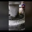 Video YouTube romeno si lava piedi in fontana, italianO (1)