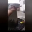 Video YouTube romeno si lava piedi in fontana, italianO (2)