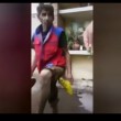 Video YouTube romeno si lava piedi in fontana, italianO (3)