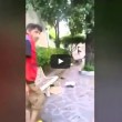 Video YouTube romeno si lava piedi in fontana, italianO (5)