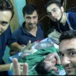 Aleppo, sotto bombe. Bimba nasce con scheggia in testa01