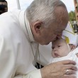 Bergoglio benedice neonata vestita da papessa3