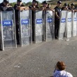 Baby profuga gattona davanti a polizia confine. FOTO virale02