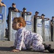 Baby profuga gattona davanti a polizia confine. FOTO virale 05