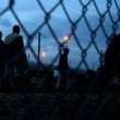 Calais, migranti su binari: 6 Eurostar bloccati nella Manica10