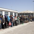 Atene, migranti siriani arrivano al Pireo