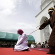 Indonesia, donne frustate: fecero sesso senza essere sposate