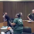 VIDEO YouTube Papà prende a pugni killer figlia in Tribunale 05