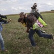 VIDEO YOUTUBE La reporter ungherese che sgambetta i migranti