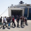 Atene, migranti siriani arrivano al Pireo 4