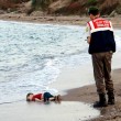 Aylan Kurdi, foto commuove mondo. Ma c'è chi crede sia falsa 02