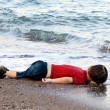Aylan Kurdi, foto commuove mondo. Ma c'è chi crede sia falsa