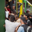 Migranti: assalto treni in Ungheria, nessuno vuole scendere 3