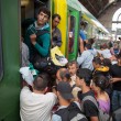 Migranti: assalto treni in Ungheria, nessuno vuole scendere 4