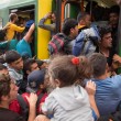 Migranti: assalto treni in Ungheria, nessuno vuole scendere 5
