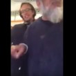 VIDEO YouTube. Mette piedi su sedile, attaccata da musulmano 01