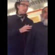 VIDEO YouTube. Mette piedi su sedile, attaccata da musulmano 02