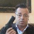 Gianluca Buonanno mostra pistola a skyTg4