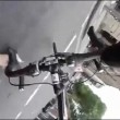 Ciclista finisce nello sportello di un'auto2