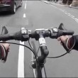 Ciclista finisce nello sportello di un'auto